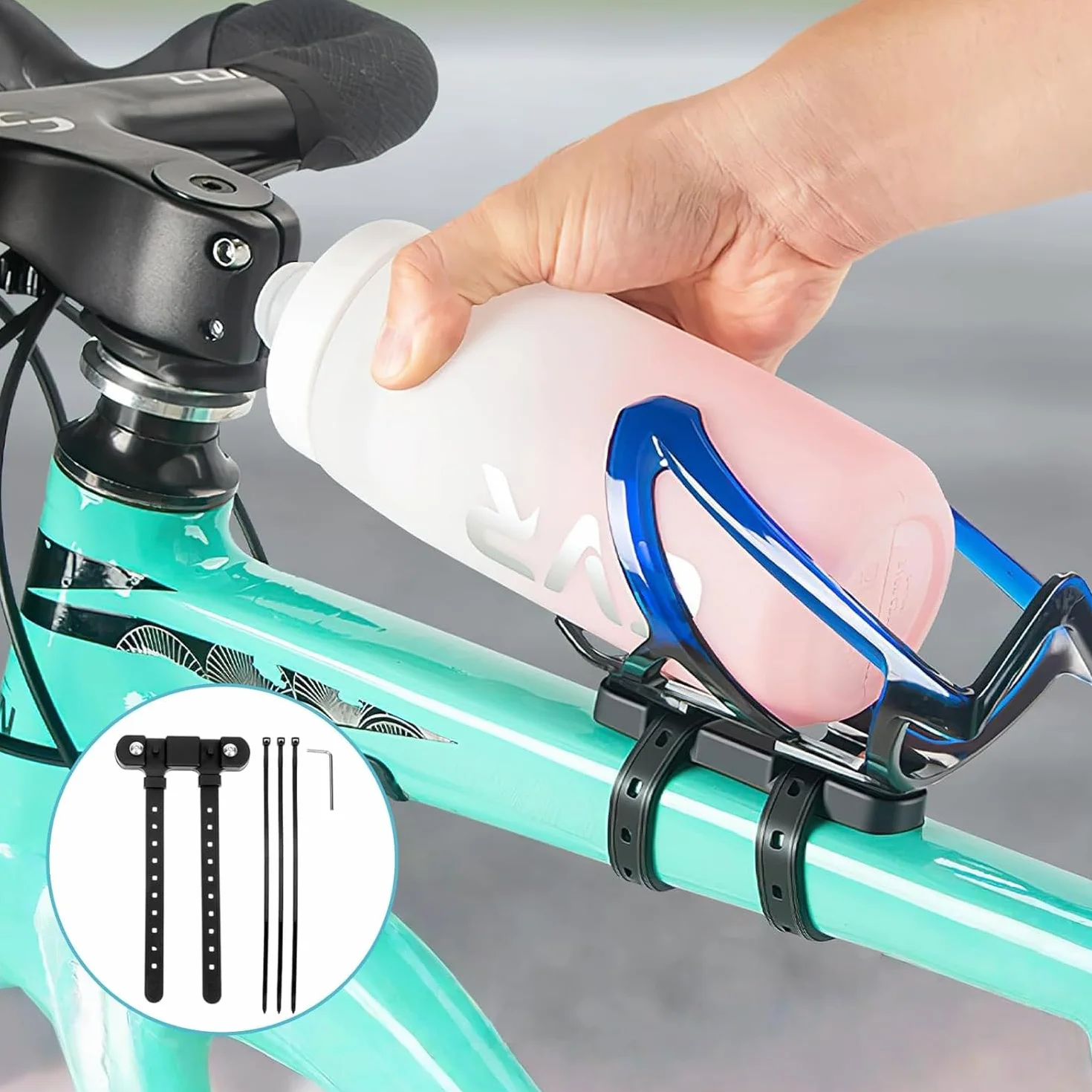 MEISO Support Adaptateur Porte Bidon Velo Universel, Bicyclette VTT Support Adaptateur pour Porte Bouteille, Accessoires d'Équitation avec Sangle Antidérapante, Installation Facile, Noir