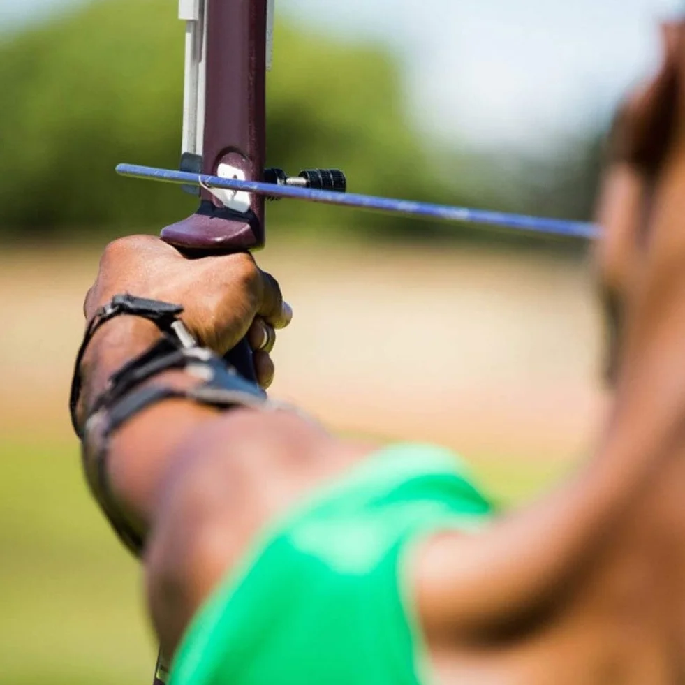 Armguard de tir à l'arc en cuir de protection de l'avant-bras réglable pour la chasse