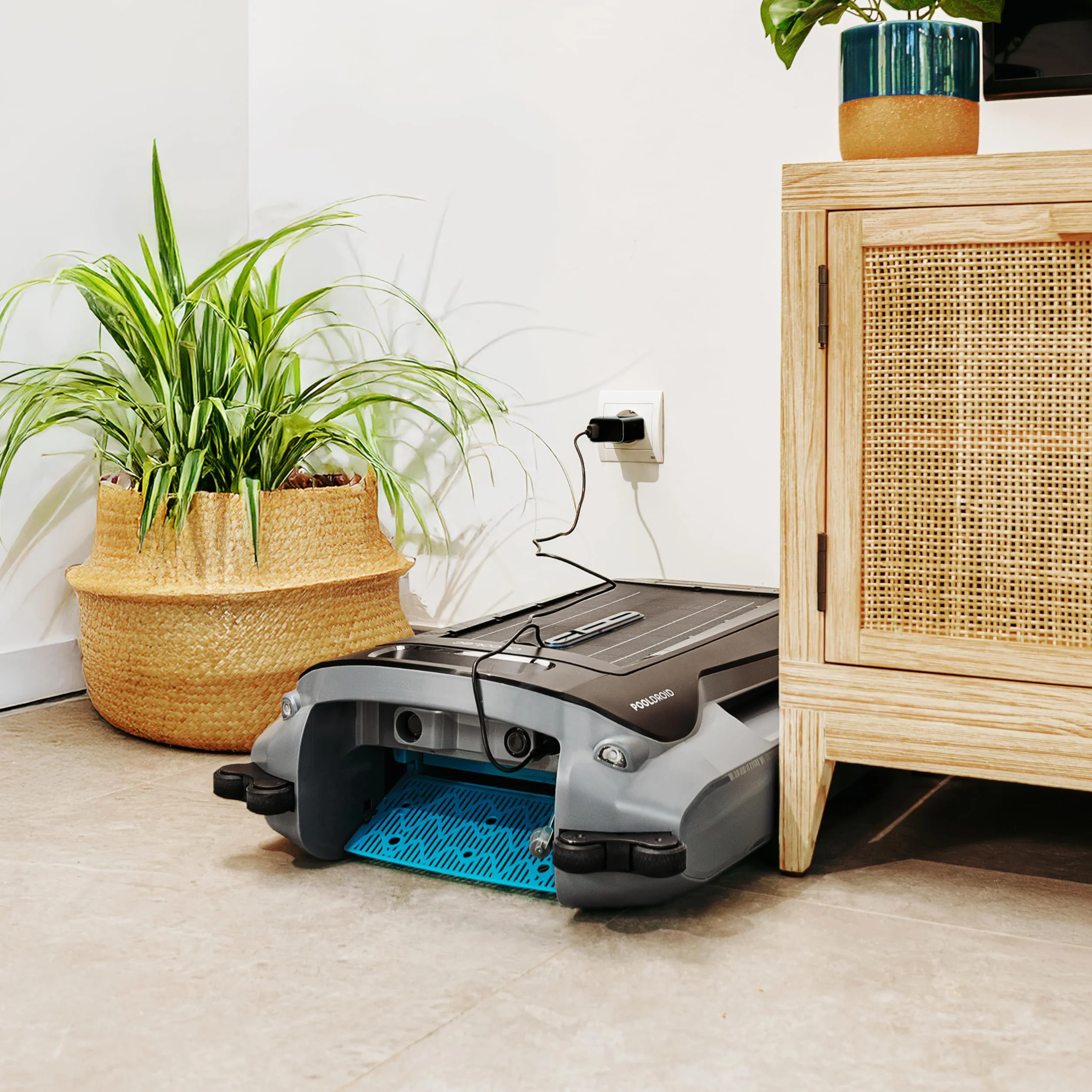Cecotec Robot Nettoyeur de Piscine Conga Pooldroid AquaSkater Recharge Solaire Autonomie 16h Panier 4,5L Filtre 187,5 μm