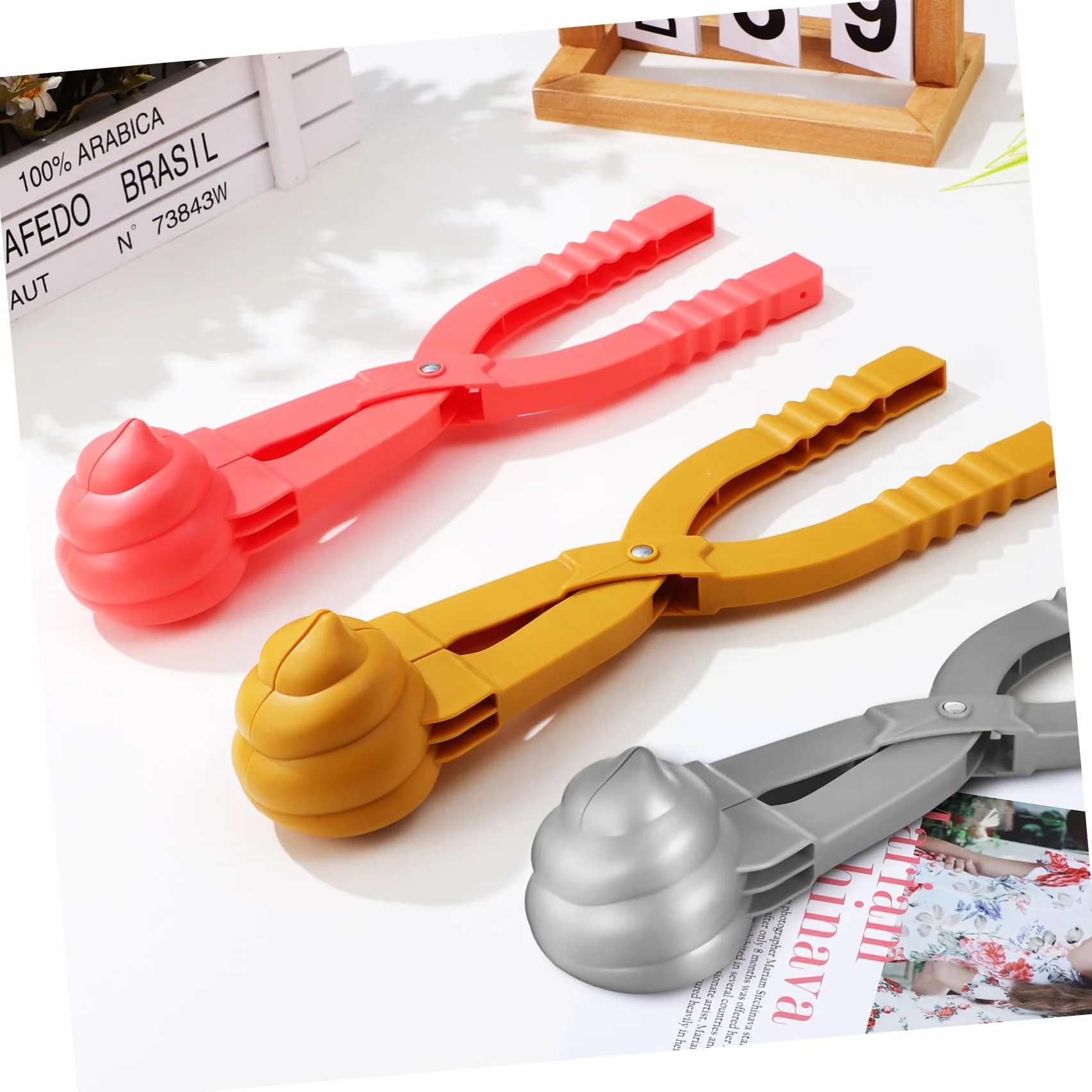 Lot de 2 Pinces à Boules de Neige Grandes en Plastique Solide pour Garçon et Filles Jouet de Neige Extérieur Polyvalent Accessoire et Jeux de Plage Couleur Aléatoire
