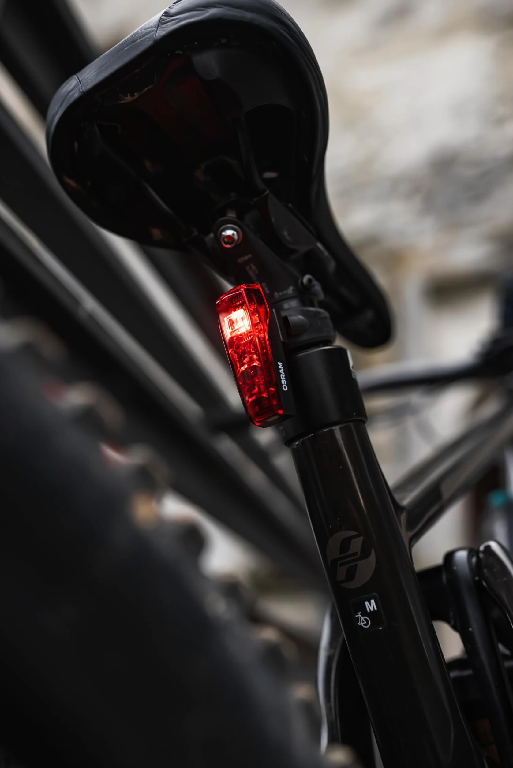 Osram LEDsBIKE Race 50 Set, Jeu d'éclairage de vélo Rechargeable, Jeu d'éclairage LED Avant et arrière, Trois Niveaux de luminosité, 50 lux, Homologué StVZO