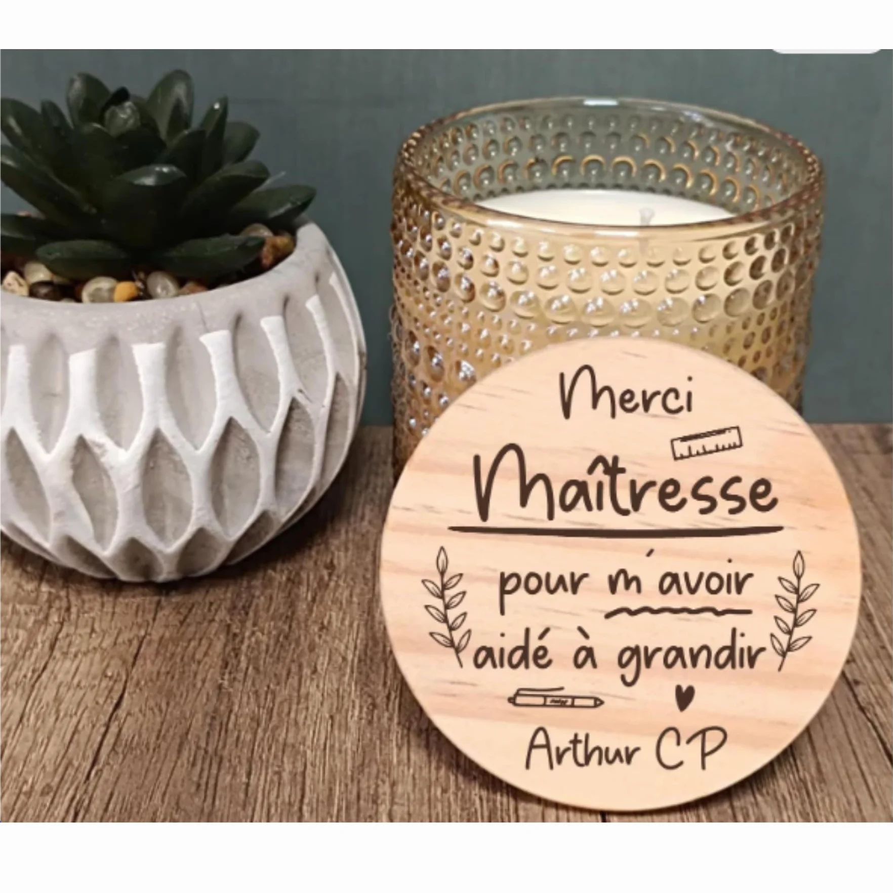 Bougie parfumée personnalisée avec prénom gravé en bois cadeau maîtresse nounou fin d'année scolaire