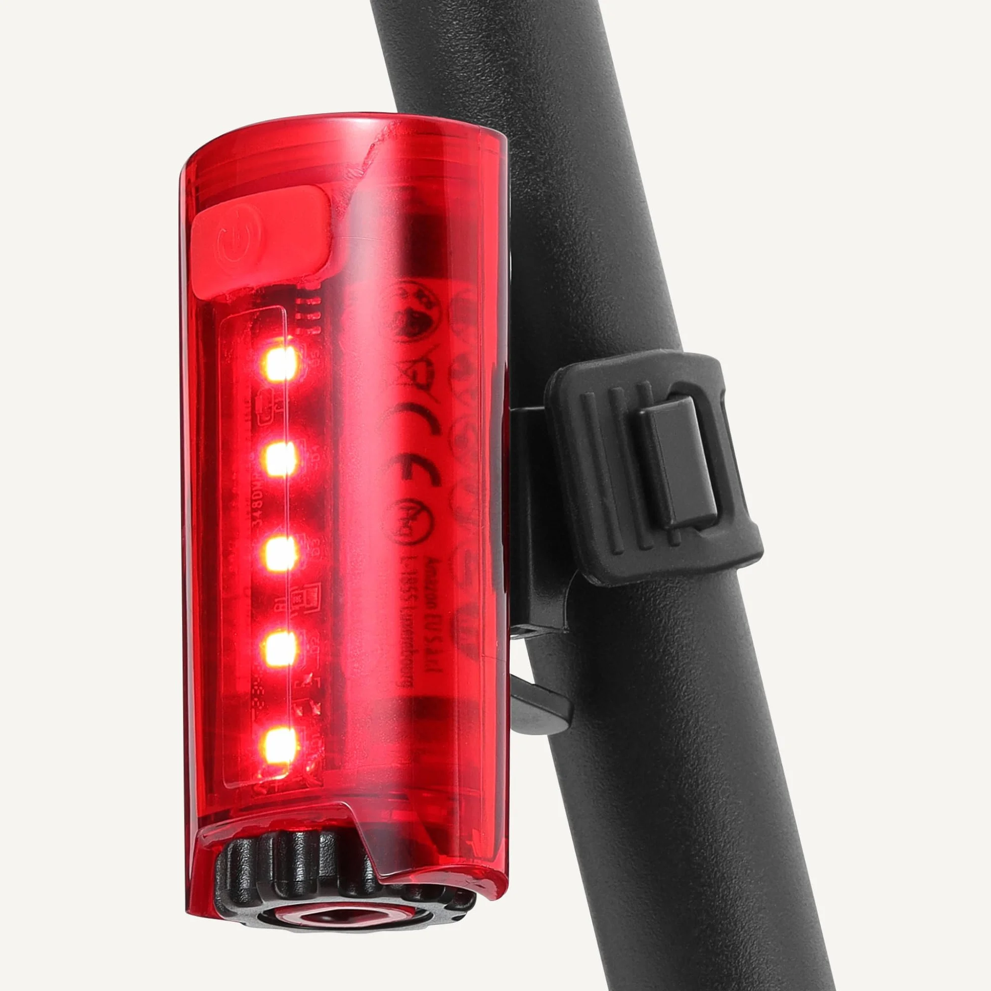 Amazon Basics Set d'Éclairage Vélo LED avec Phare 100 Lumens et Feu Arrière 10 Lumens - Lampes de Vélo Étanches à 3 Modes avec Supports - Piles Incluses - Noir et Rouge