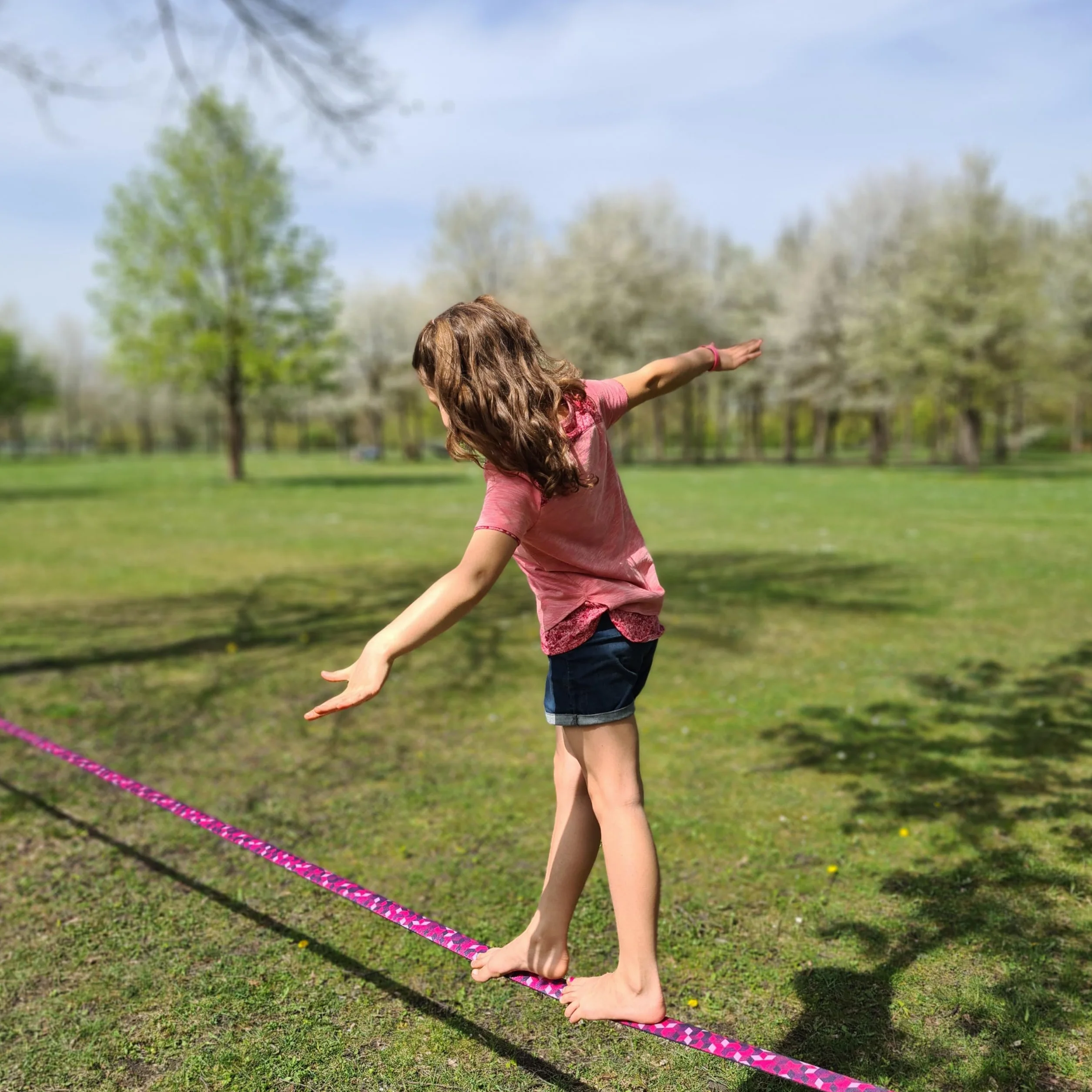 Kit de slackline – Longueur de 15, 25 ou 35 m & Largeur de 5 cm Motif unique "Cubes", avec sac de transport/sac de gym à la mode & protection pour arbre et cliquet, manuel d’utilisation (français non garanti)