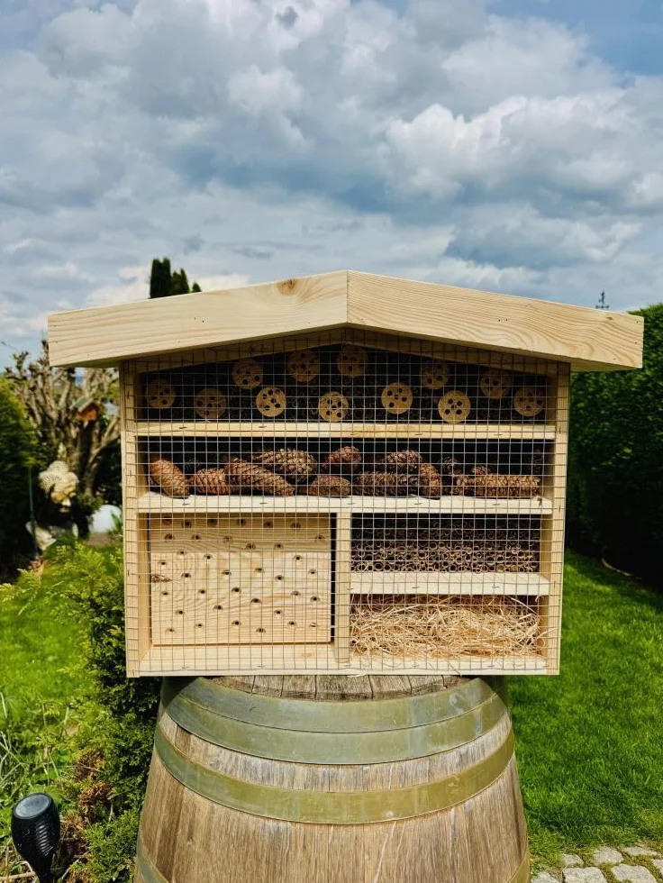 Hôtel à insectes en bois XL pour abeilles sauvages avec jardinière 76 x 56 x 18 cm Résistant aux intempéries