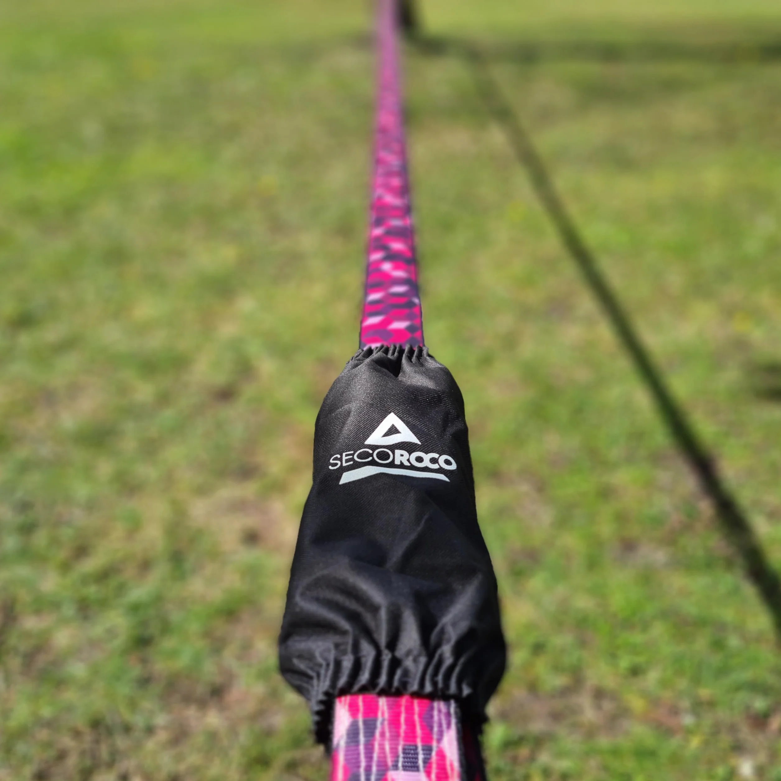 Kit de slackline – Longueur de 15, 25 ou 35 m & Largeur de 5 cm Motif unique "Cubes", avec sac de transport/sac de gym à la mode & protection pour arbre et cliquet, manuel d’utilisation (français non garanti)
