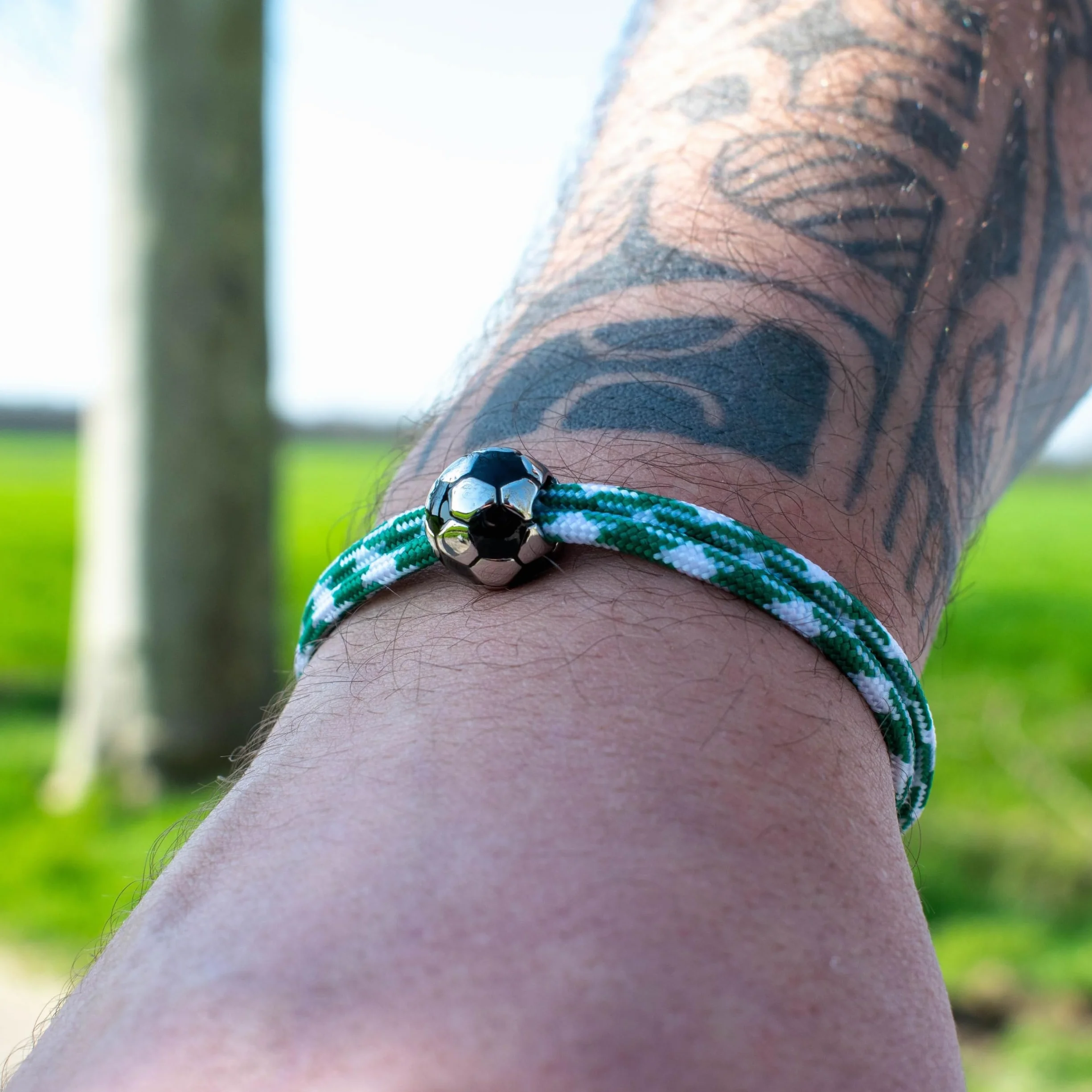 Ernestine - Bracelet Football réglable acier inoxydable - Idée cadeau foot homme enfant - Bracelet sport Foot - Cadeau Homme Noël anniversaire fête des pères - accessoire équipe Football Ville Paris