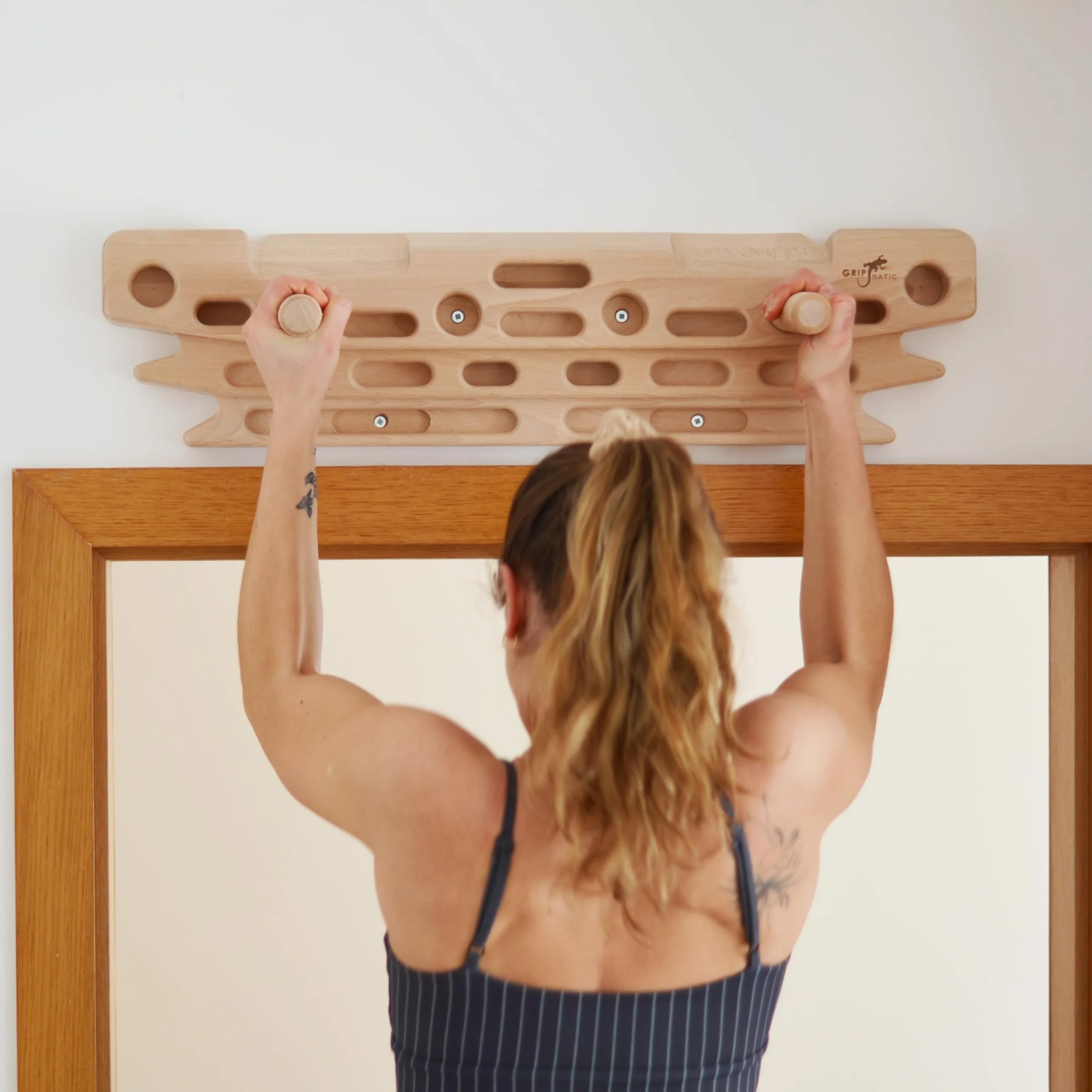 FingerPeg 1.0 Hangboard - Planche d'escalade - Planche d'entrainement d'escalade - Poutre d'entraînement pour l'escalade - avec Barres de Gymnastique pour tractions - Design Unique