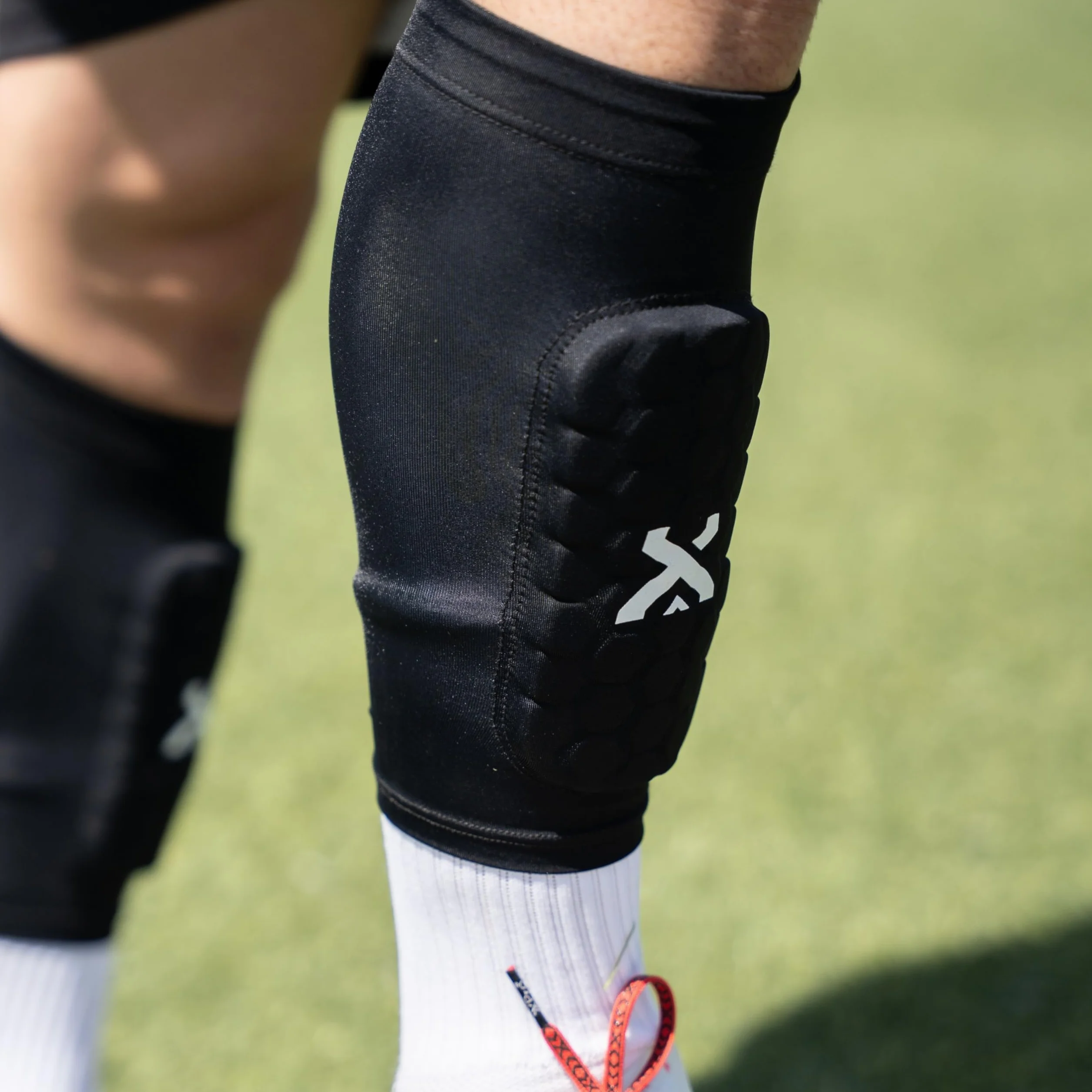 GEARXPro - Protège-Tibias Football avec Manchon de Maintien - Rembourrage EVA Antichoc - Légers, Respirants et Ergonomiques