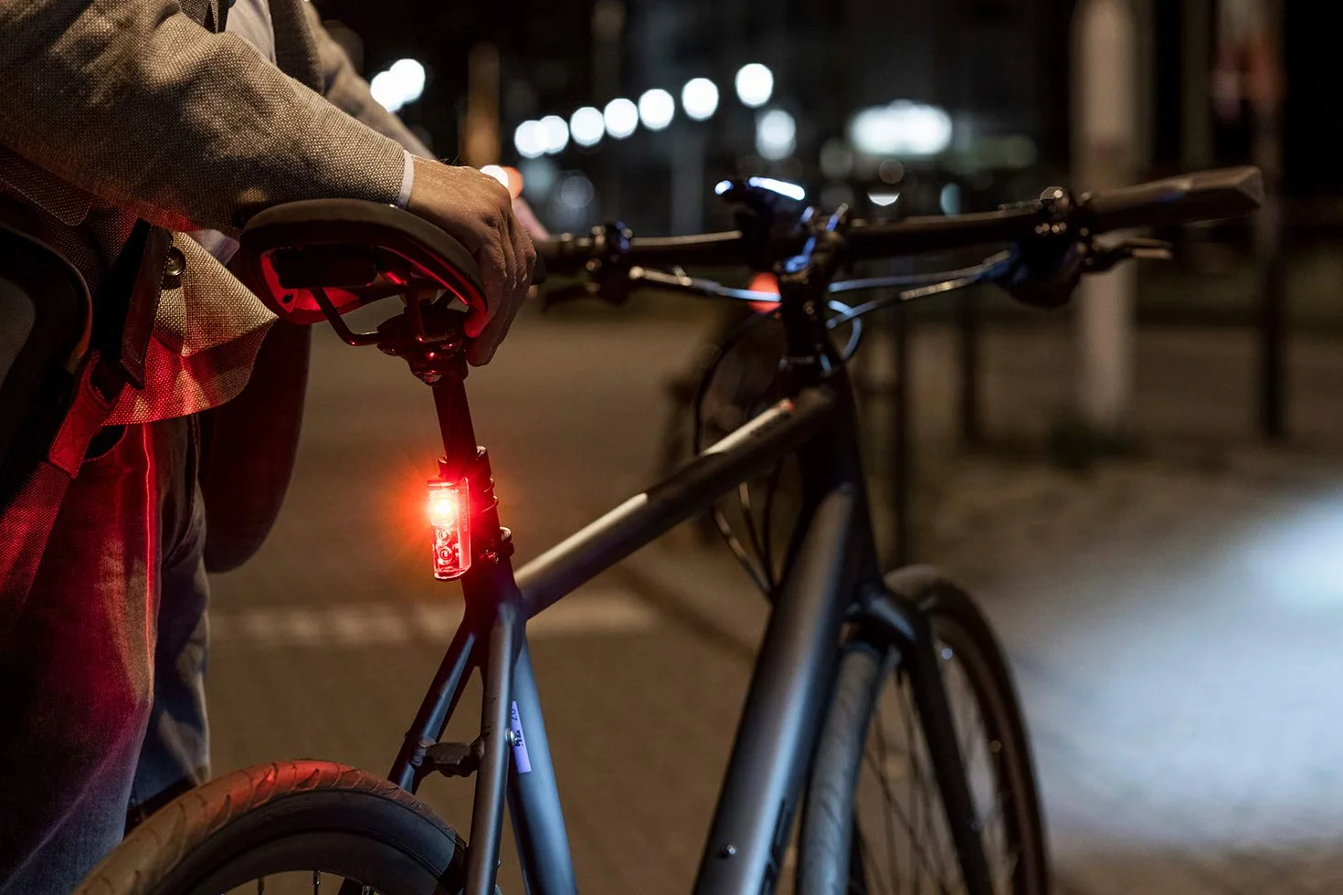 SIGMA Blaze ou Blaze Flash | Feu arrière de vélo à LED avec ou sans Fonction Flash | Feu arrière à Piles avec feu Stop Automatique | Visibilité à 500 m