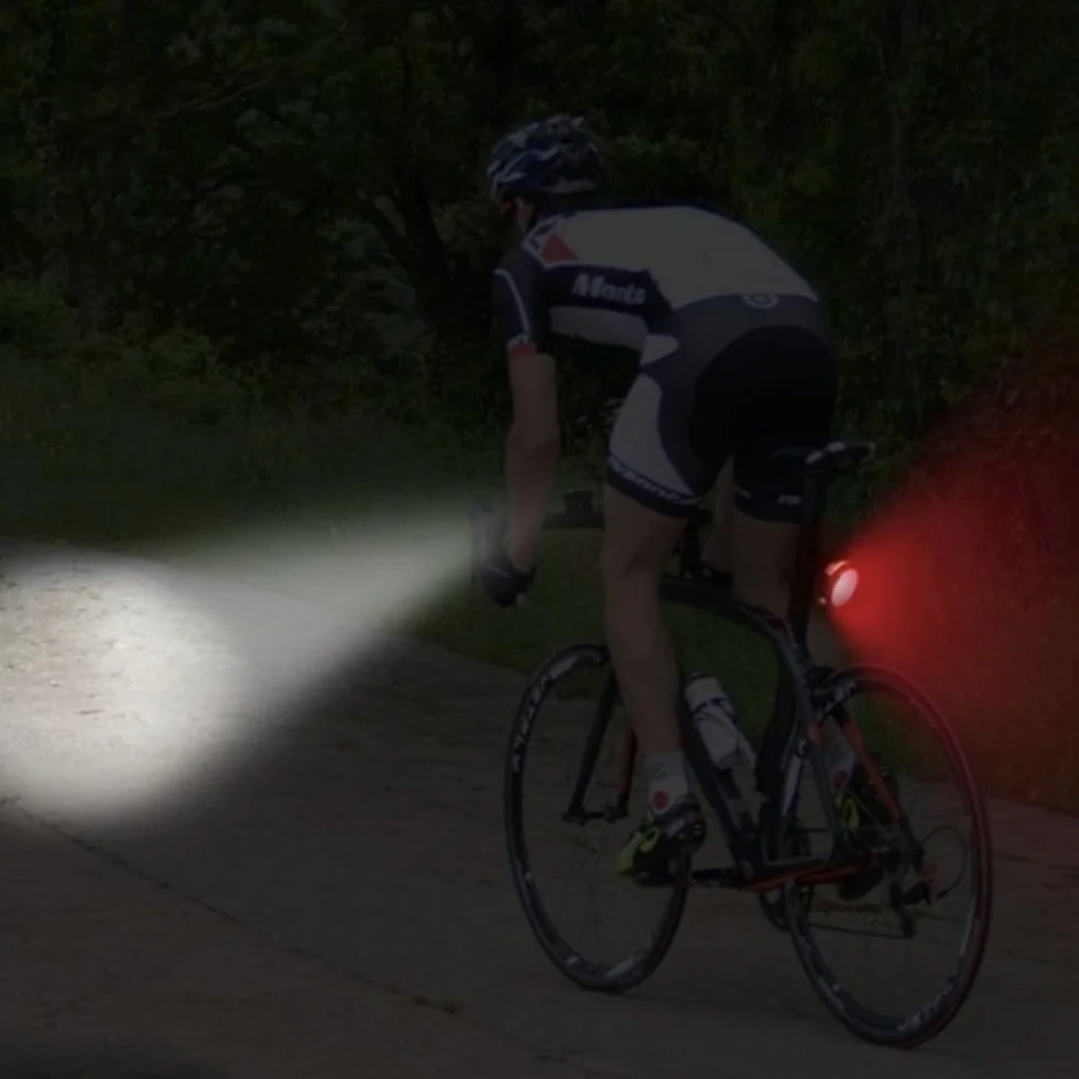 Bestyks Ensemble eclairage Velo, 2 Jeux d'éclairage de vélo avec 4 Modes d'éclairage, USB Rechargeable lumière Velo Avant et arrière,Accessoires Velo avec Installation étanche et Facile.