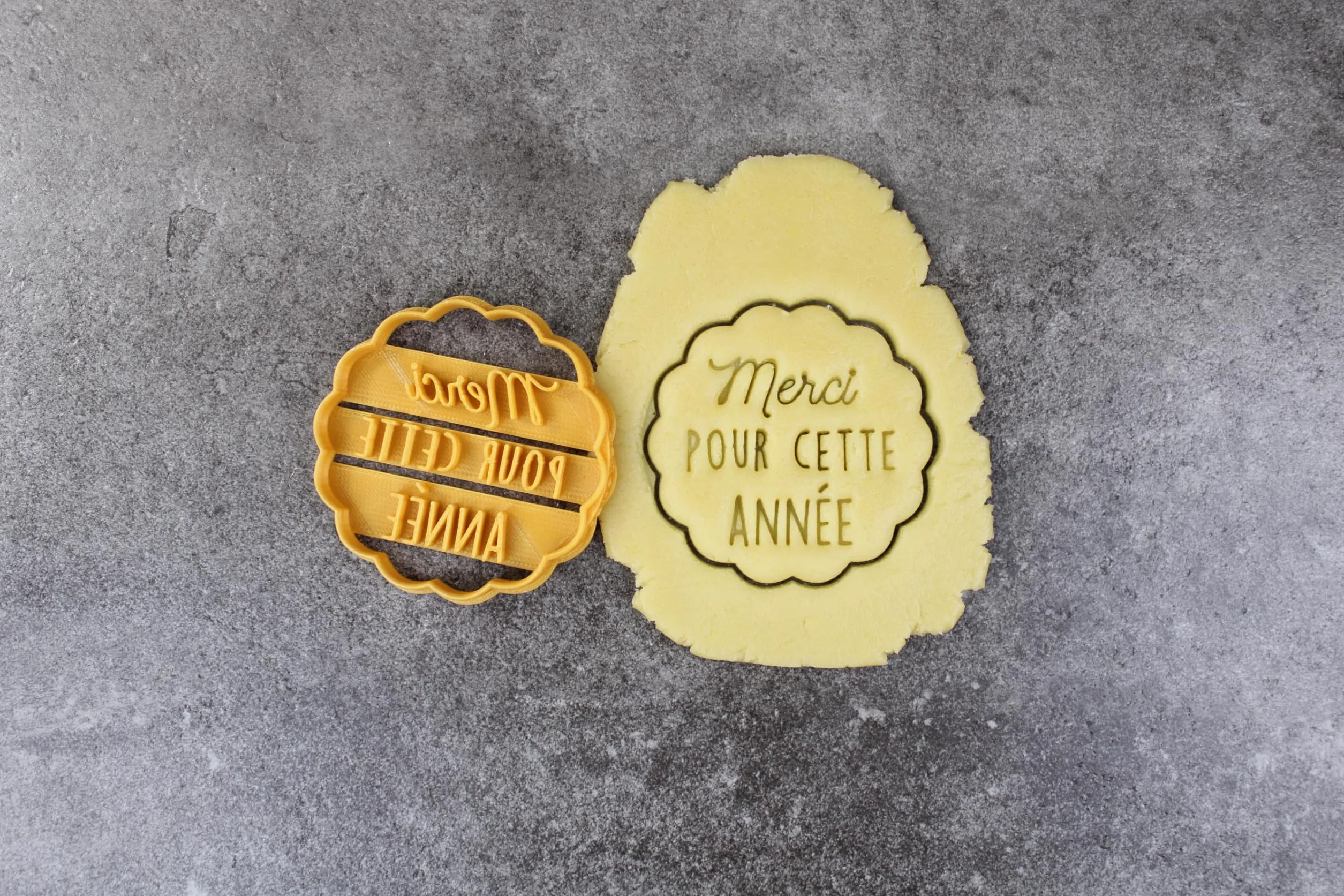 Emporte-pièce cannelé "Merci pour cette année" - Couleur au choix - Fabriqué en France