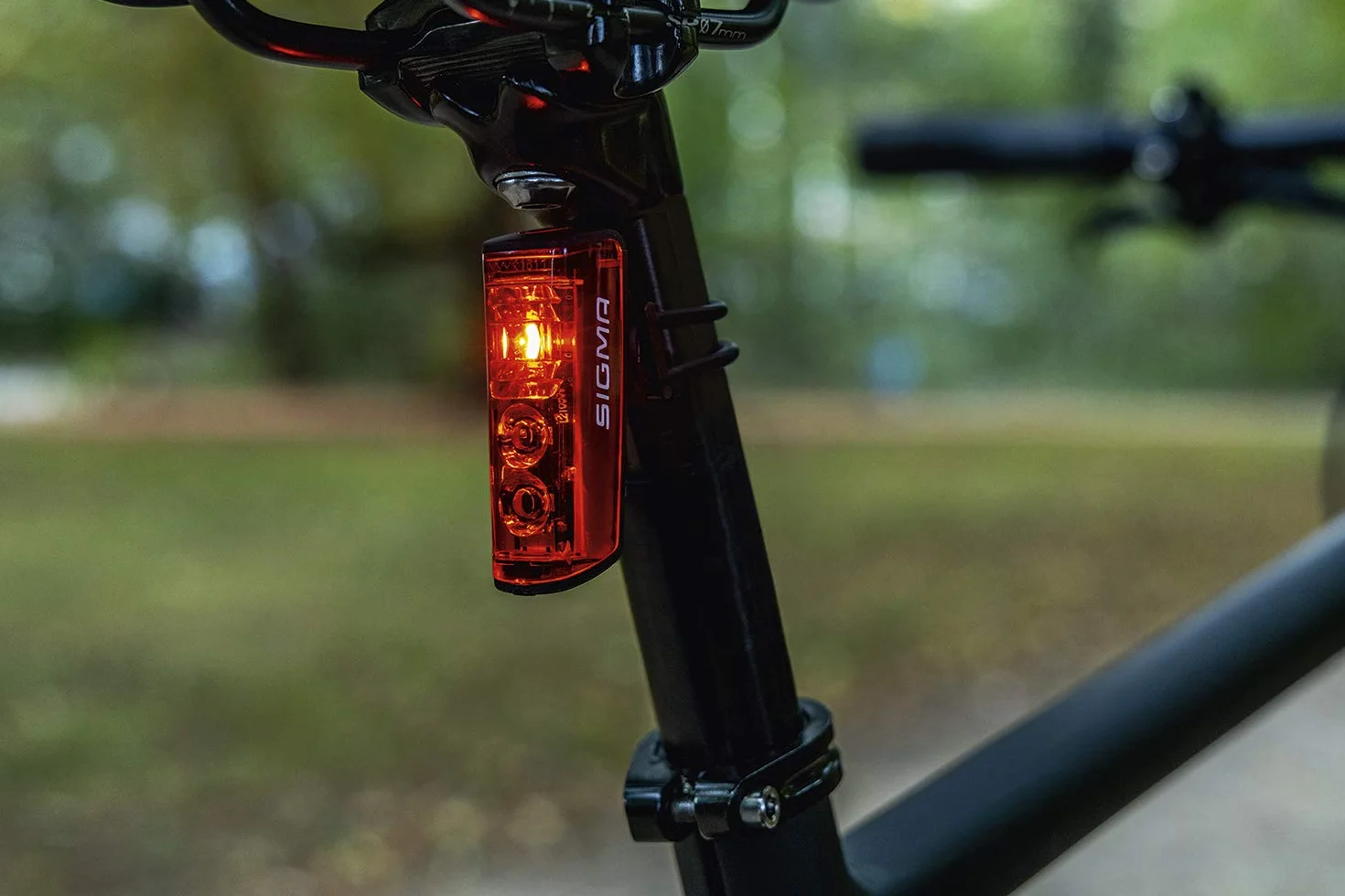 SIGMA Blaze ou Blaze Flash | Feu arrière de vélo à LED avec ou sans Fonction Flash | Feu arrière à Piles avec feu Stop Automatique | Visibilité à 500 m