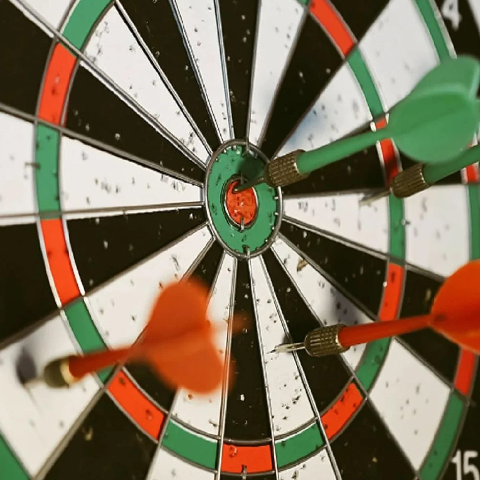 Tableau de Fléchettes,Jeu de Fléchette Professionnel,Cible en Liège,Rond Cible avec 4 Fléchettes,Les Loisirs Sport Dart Board Tournoi Adultes pour Bureau Jeux D'intérieur,12zoll