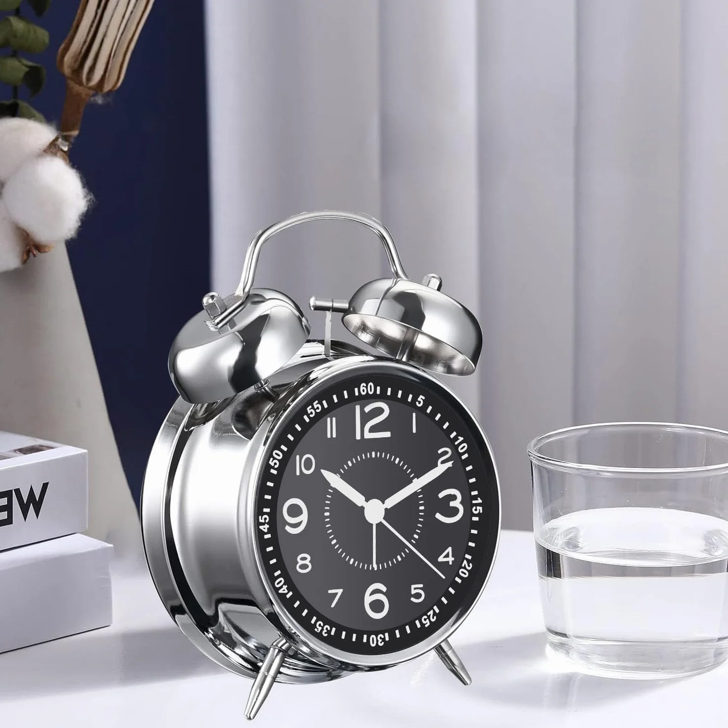 Réveil analogique rétro en métal à double cloche pour les dormeurs profonds, sans tic-tac, avec éclairage de nuit