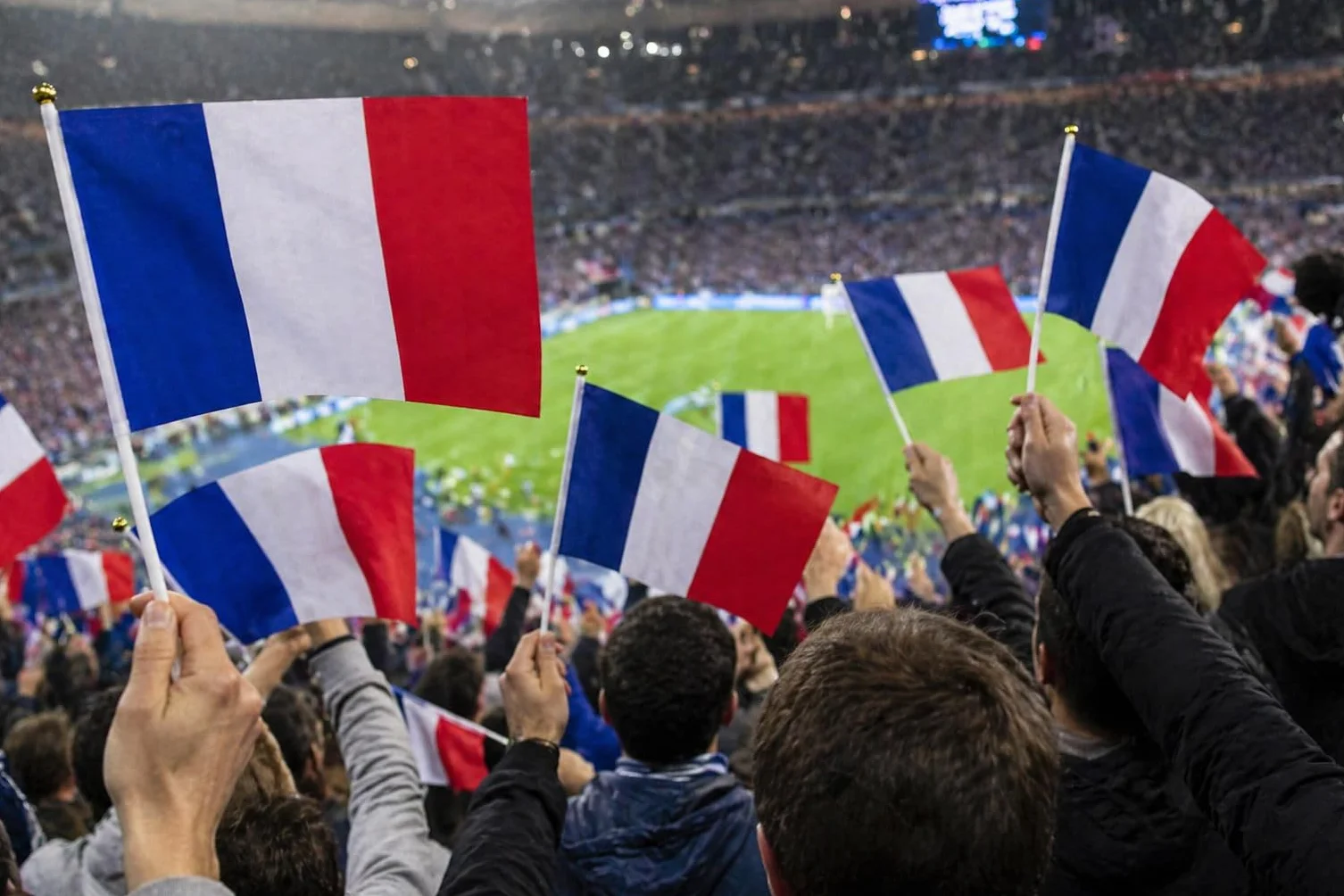 Kit 10 Pièces Petits Drapeaux France 14x21 cm avec Bâton Plastique 30 cm + 2 Feuilles de Tatouages – Drapeau Français Supporter Football