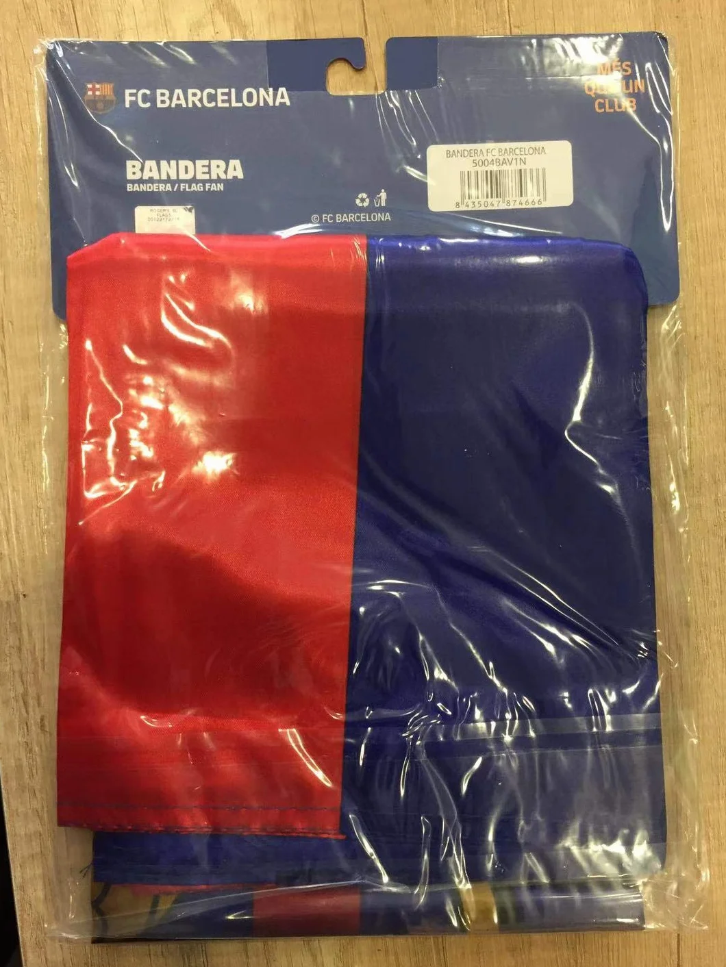 Drapeau vertical du FC Barcelone - Produit sous licence - Dimensions 100 x 150 cm - Vêtements en polyester