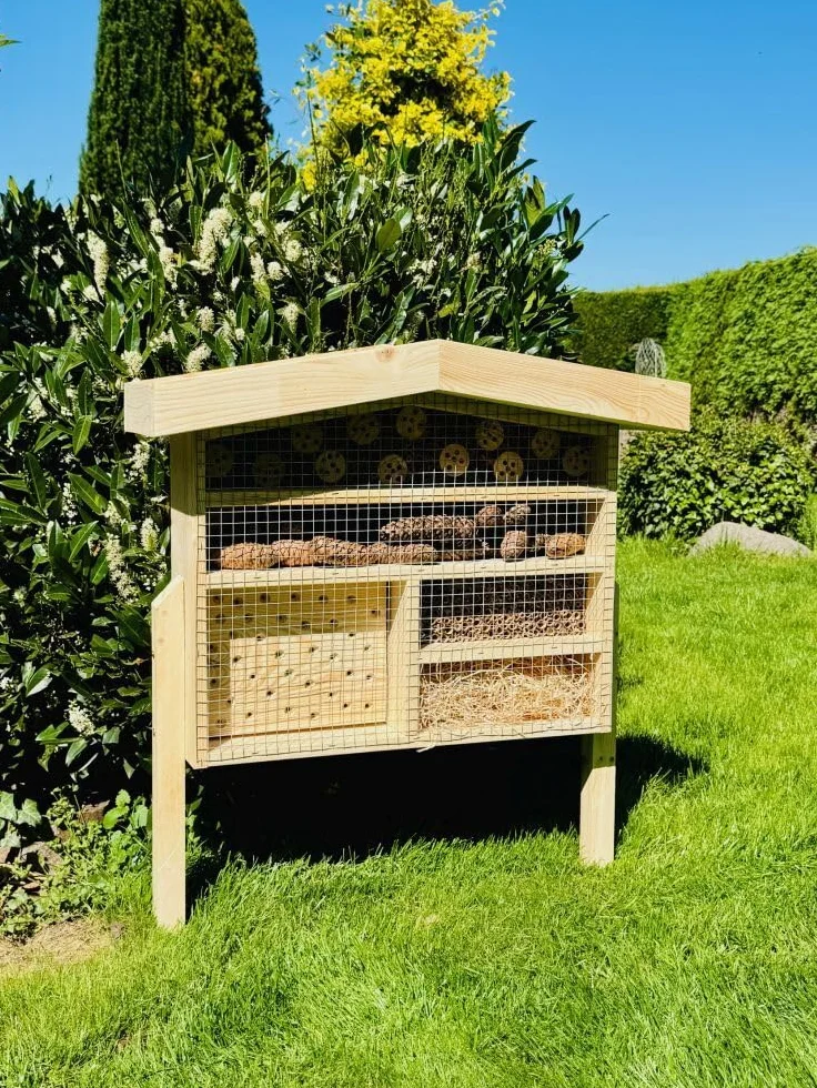 Hôtel à insectes en bois XL pour abeilles sauvages avec jardinière 76 x 56 x 18 cm Résistant aux intempéries
