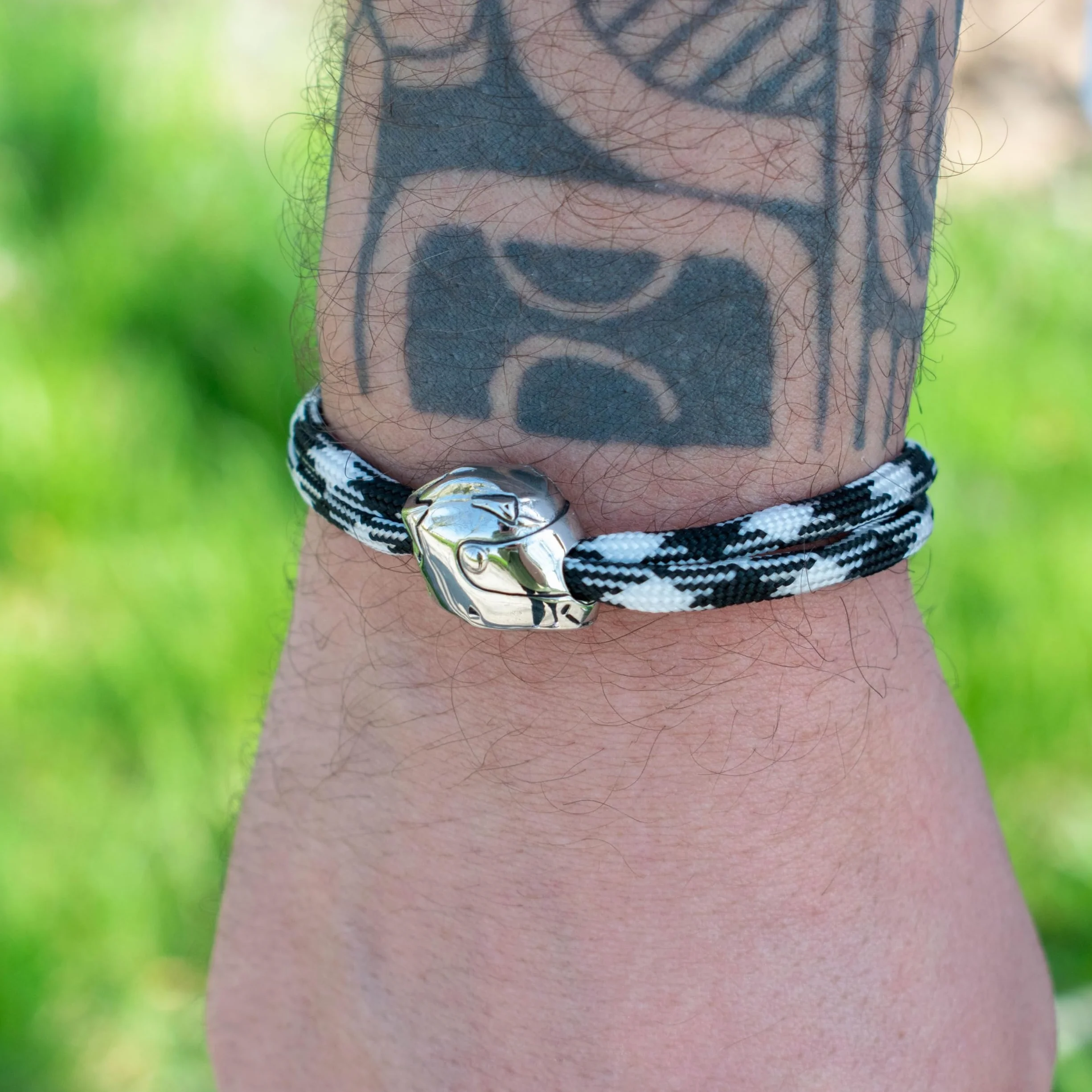 Ernestine - Homme bracelet moto réglable cordon acier inoxydable - bijou casque motard homme, femme, idée cadeau biker - accessoire pour motard - poignet bijoux design casque de moto