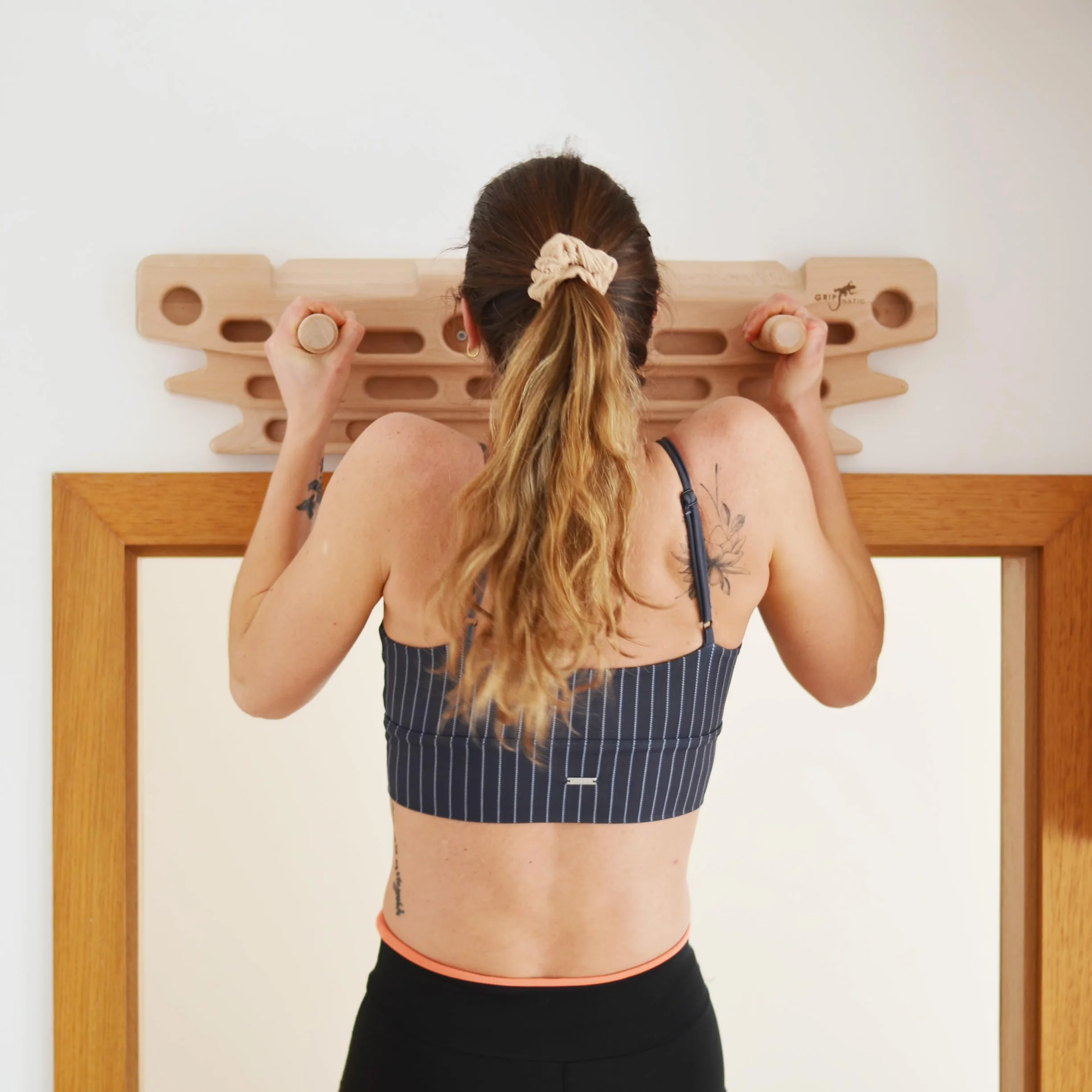 FingerPeg 1.0 Hangboard - Planche d'escalade - Planche d'entrainement d'escalade - Poutre d'entraînement pour l'escalade - avec Barres de Gymnastique pour tractions - Design Unique