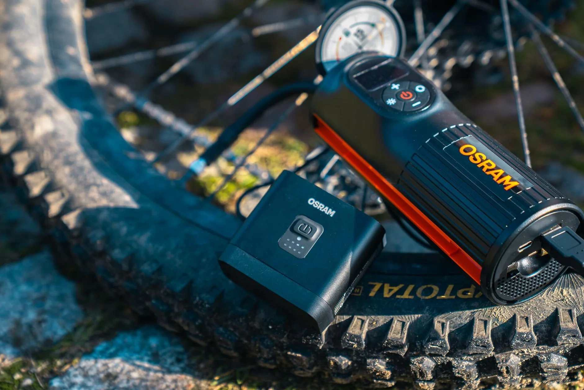 OSRAM LEDsBIKE Explorer X 1000, Kit d'éclairage vélo Rechargeable: Avant et arrière, Tout-Terrain, avec feu Stop, 1000 lumens