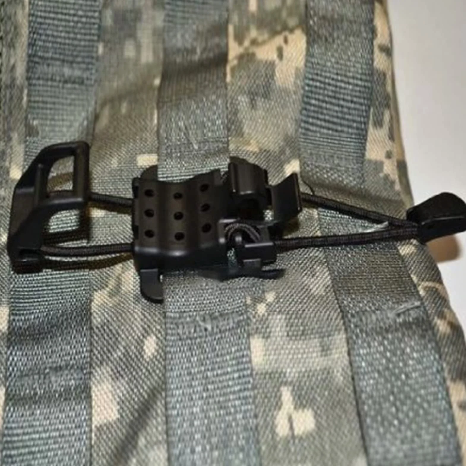 2 Clip pour Équipement Tactique, Attaches Tactiques Molle, Tacticals Outdoor Webbing Buckle Clip, Pince Légère pour Hache À Glace, Clip Fixe À Déclenchement, Randonnée