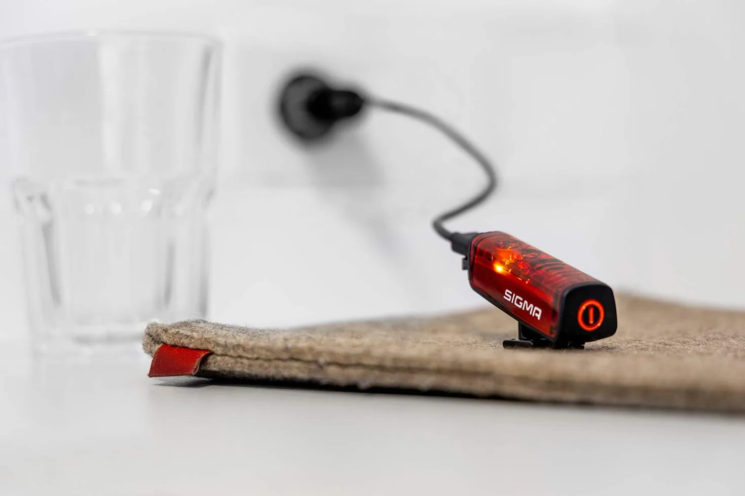 SIGMA Blaze ou Blaze Flash | Feu arrière de vélo à LED avec ou sans Fonction Flash | Feu arrière à Piles avec feu Stop Automatique | Visibilité à 500 m