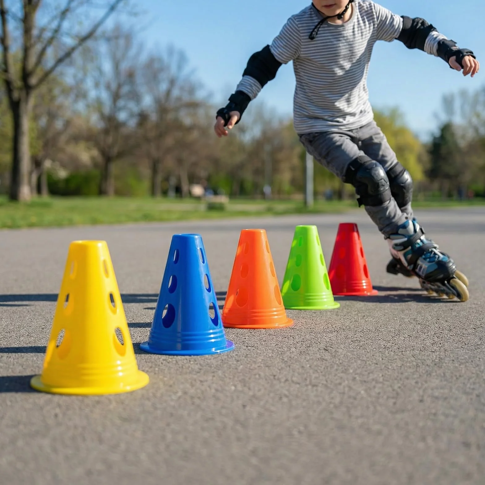 Lot de 25 Cônes d'Entraînement, 5 Couleurs, Plot de Slalom en PE, Plat & Antidérapant, Empilable pour Football, Agilité Canine, Patinage