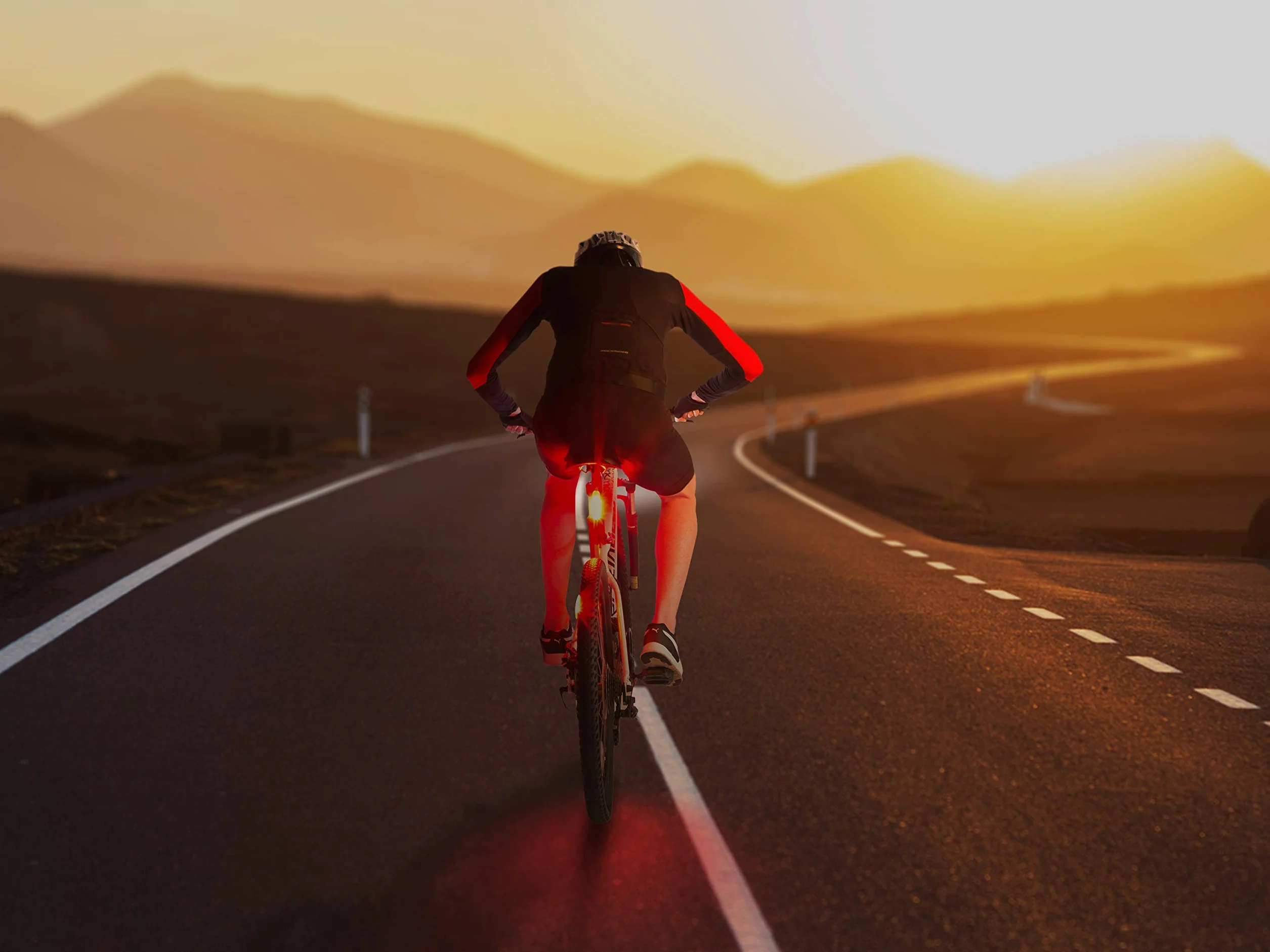 Feu arrière pour vélo rechargeable USB par Apace - Super lumineuse 100 Lumens Lampe arrière vélo ou VTT à LED Se clipse aisément pour servir d’Eclairage arriere rouge pour une sécurité optimale à vélo