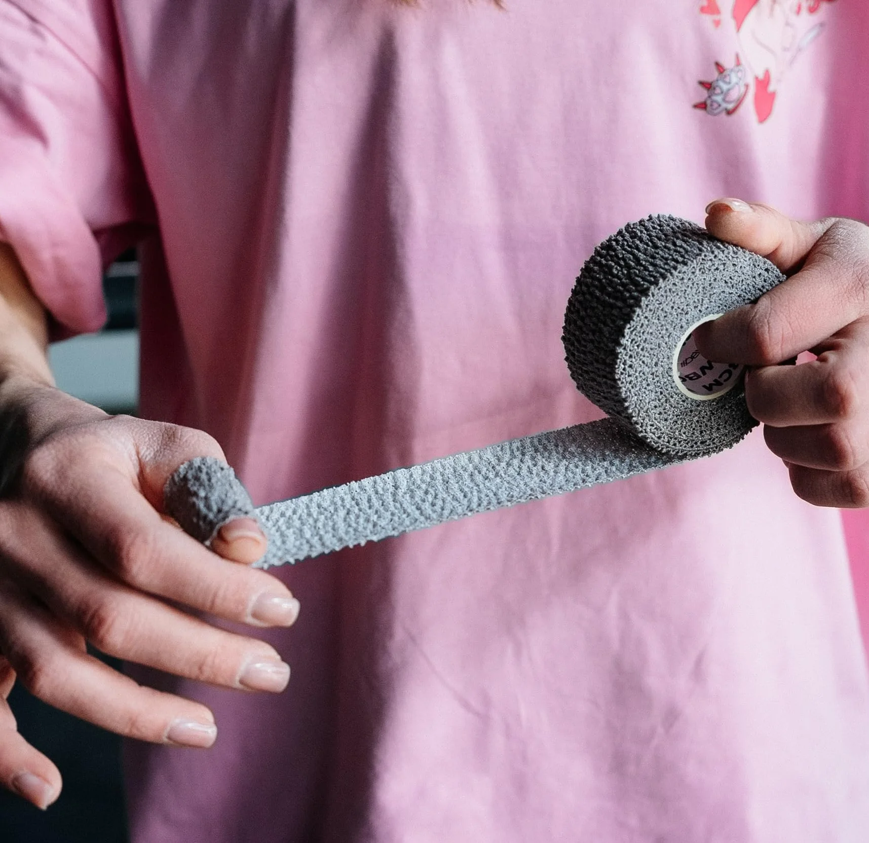 WARM BODY COLD MIND Lifting Thumb Tape pour haltérophilie | 3,8 cm x 6,3 m | Ruban Hook Grip pour Salle de Sport, Powerlifting, soulevé de Terre, Musculation, enroulement athlétique Doigt